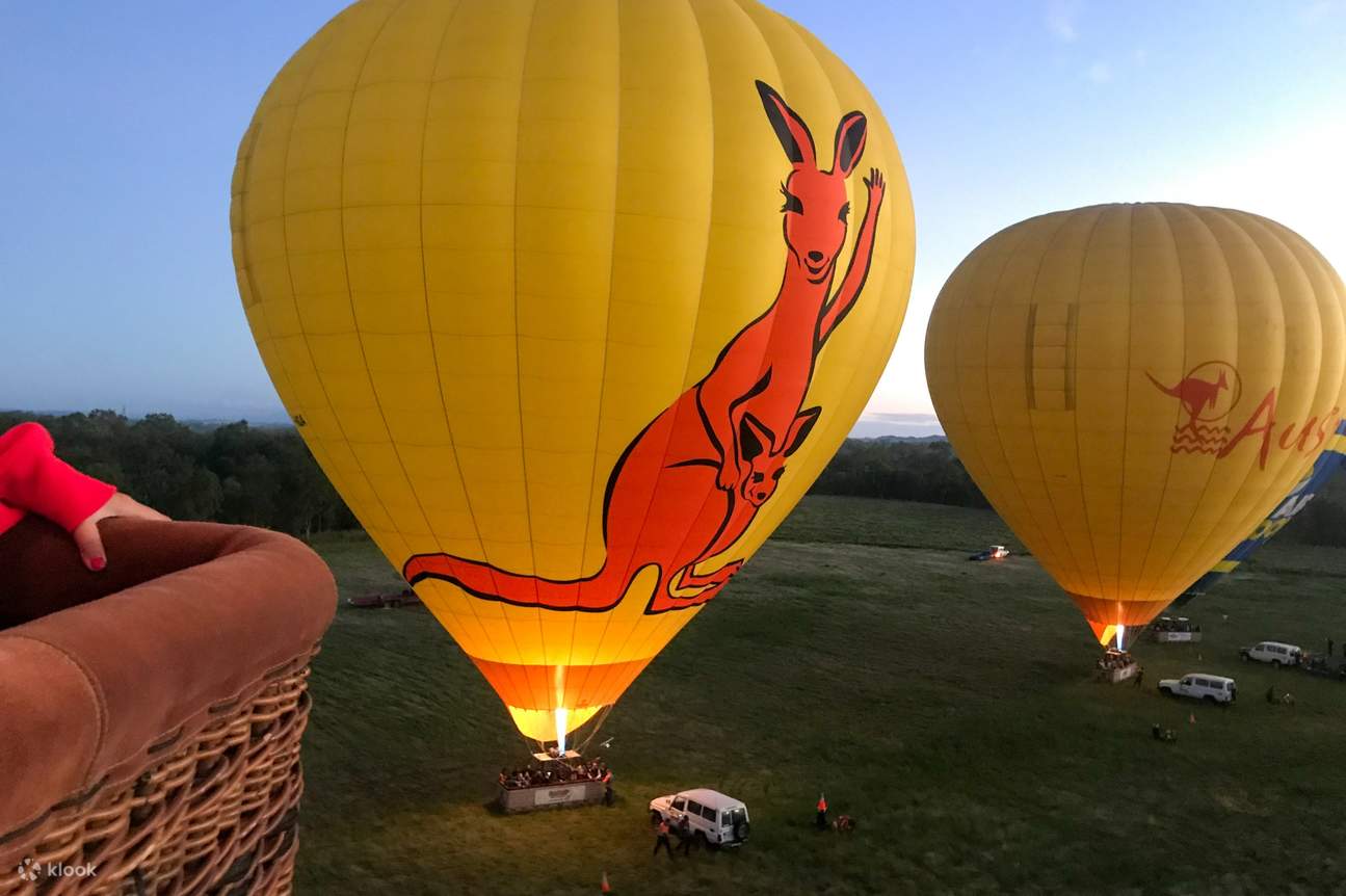 케언즈 하늘 위를 두둥실 떠다니는 형형색색의 열기구를 감상하세요!